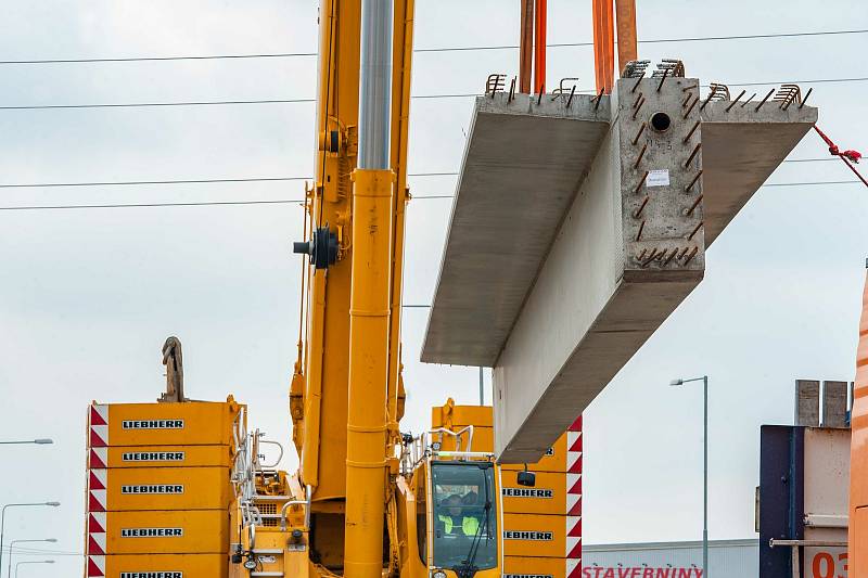 Stavbaři usazovali nosníky mostu Západního okruhu.