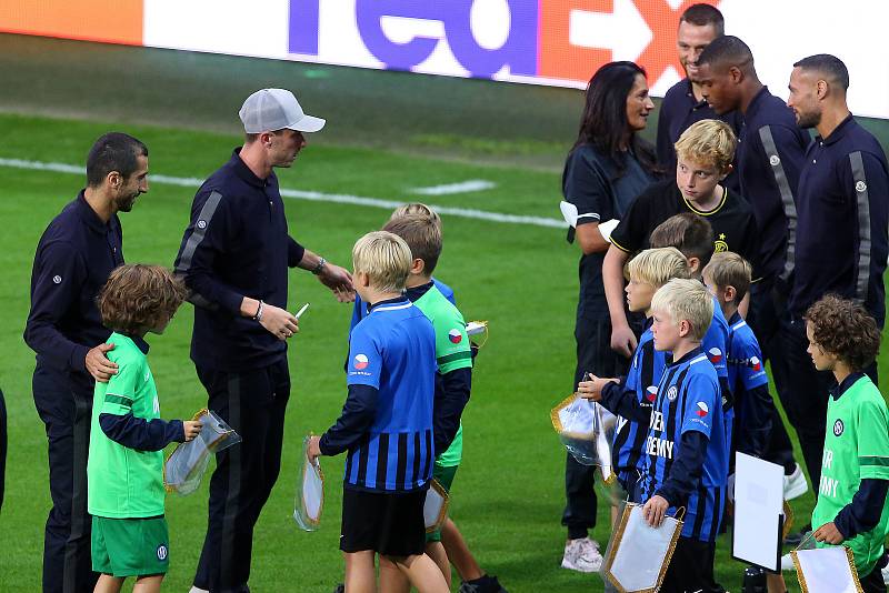 Hráči Interu Milán si místo tréninku pouze prohlédli stadion Viktorky ve Štruncových sadech. Někteří se pak i podepsali mladým fotbalistům.