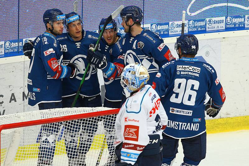 Ze zápasu 11. kola hokejové Tipsport extraligy HC Škoda Plzeň (v modrém) -  Bílí tygři Liberec 3:1