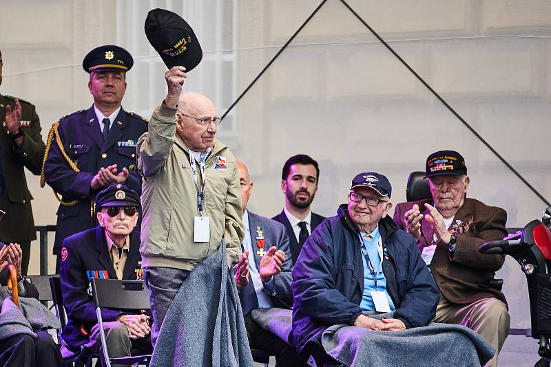 Hlavní pietní akt Slavností Svobody u památníku Díky Ameriko! na Americké třídě v centru Plzně. Váleční veterání z USA a Belgie pozdravili v pátek večer přihlížející a vzdali čest svým spolubojovníkům.