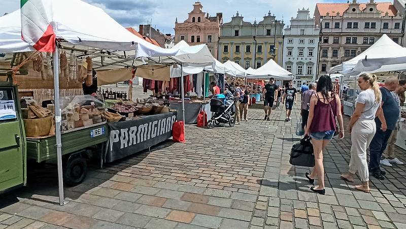 Akce Ape food tour na náměstí Republiky dává Plzeňanům až do neděle možnost seznámit se s delikatesami z jednotlivých italských regionů.