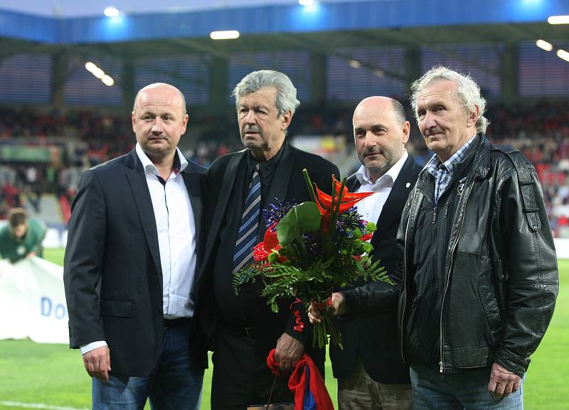 Františku Plassovi gratulovali k 70. narozeninám generální manažer Viktorie Adolf Šádek (vlevo), majitel Viktorie Tomáš Paclík (druhý zprava) a bývalý spoluhráč Ivan Bican (vpravo).