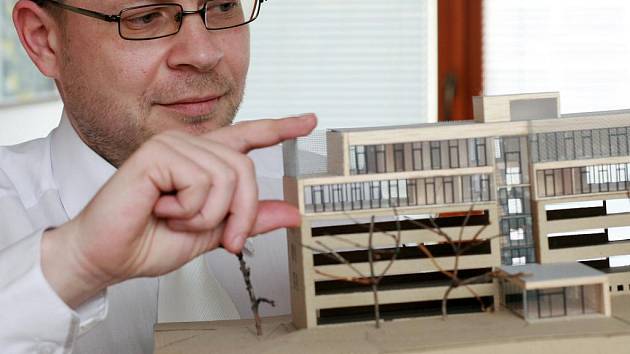 Starosta Lochotína Jiří Uhlík ukazuje model radnice zvýšené o dvě patra