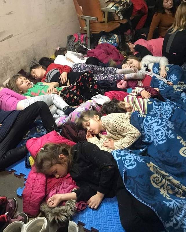 Děti ve sklepě provizorního sirotčince ve Lvově.