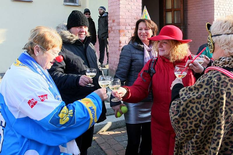 Zhruba stovka lidí se na Silvestra převlékla do cirkusových masek a vyrazila na pětikilometrový pochod. 