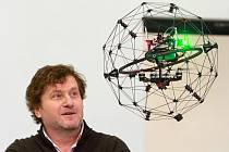 Ředitel městské Správy informačních technologií Luděk Šantora sleduje  v novém Centru robotiky jeden z dronů.