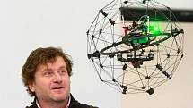 Ředitel městské Správy informačních technologií Luděk Šantora sleduje  v novém Centru robotiky jeden z dronů.