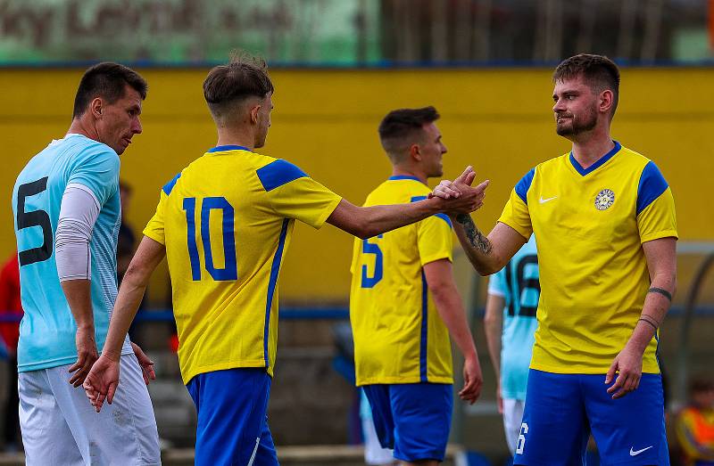 Fotbalisté SK SENCO Doubravka (na archivním snímku hráči ve žlutých dresech) porazili v závěrečném kole letošní sezony domácí Sedlčany 5:1.