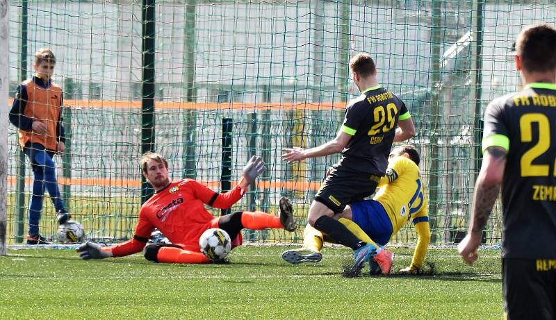 FORTUNA ČFL, skupina A (18. kolo): FC Písek - FK ROBSTAV Přeštice (na snímku fotbalisté v tmavých dresech) 1:1.