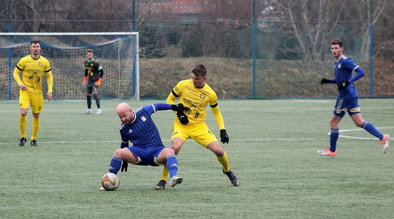 FORTUNA ČFL, skupina A (16. kolo): FK Motorlet Praha - FK ROBSTAV Přeštice (na snímku fotbalisté ve žlutých dresech) 2:0 (1:0).