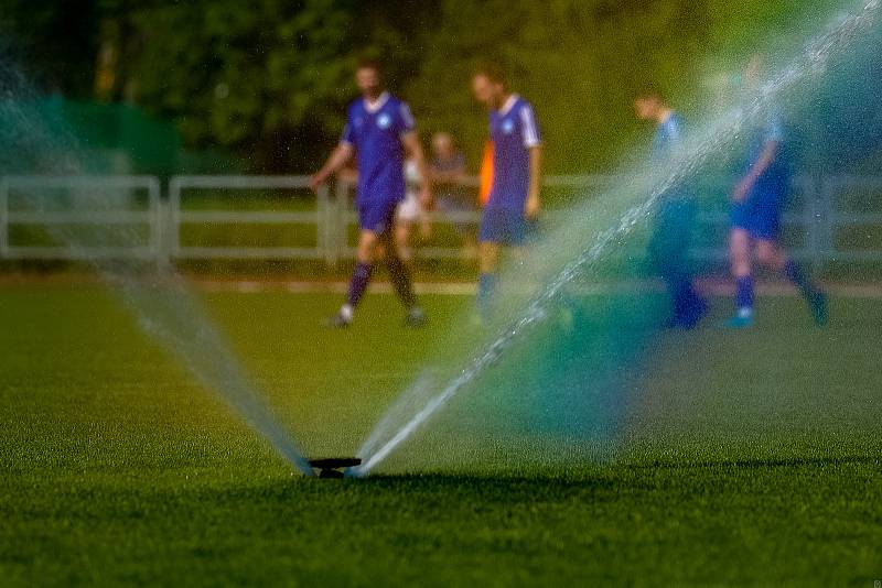 Fotbalisté TJ Sušice (na archivním snímku hráči v modrých dresech) deklasovali domácí Křimice 8:3 a upevnili si první místo v tabulce.