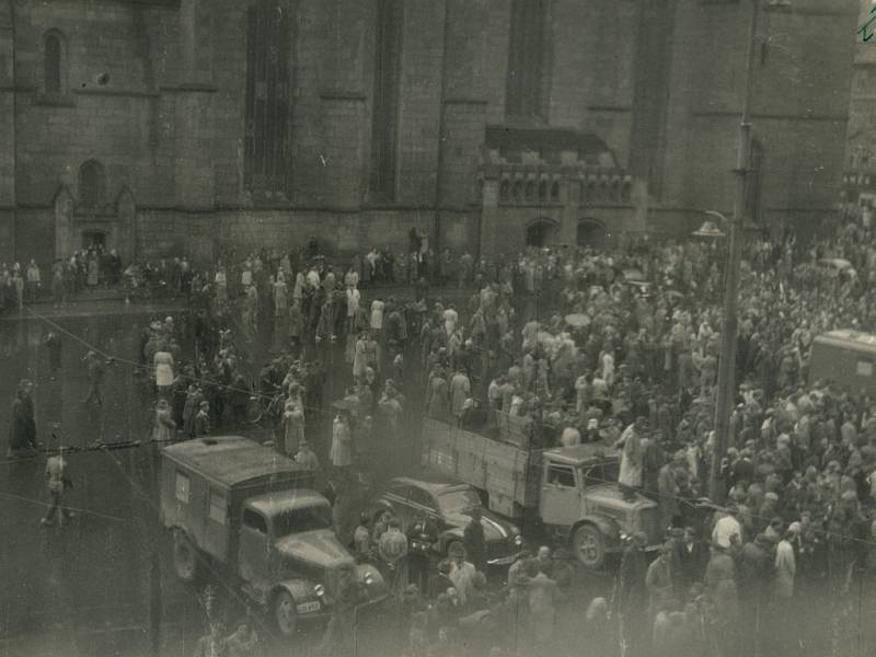Dobových fotografií z 1. června 1953 existuje jen velmi málo. Na druhé straně této fotografie je uveden popisek „srocení nepřátelských živlů před plzeňskou radnicí dne 1. 6. 53“