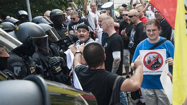 Proti gayům a lesbám protestoval v triku s nacistou, odsedí si to -  Plzeňský deník