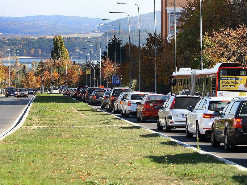 Zácpa a kolony aut provázely řidiče, kteří se chtěli dostat do centra Plzně z okrajových sídlišť a severního Plzeňska, po celou sobotu.