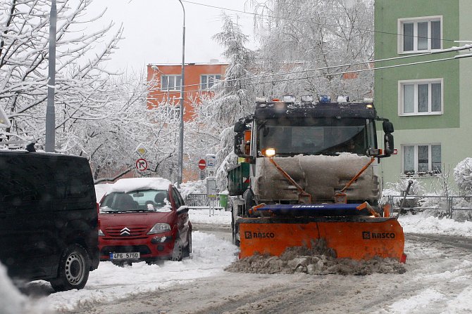 Plzeňský kraj zasypal sníh. Sypač U Astry v plzeňských Lobzích.