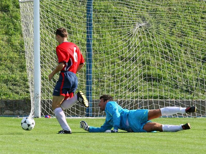 V prvním kole Puma krajského přeboru remizovali fotbalisté Rapidu Plzeň (v červeném) a SK ZČE Plzeň 2:2. 