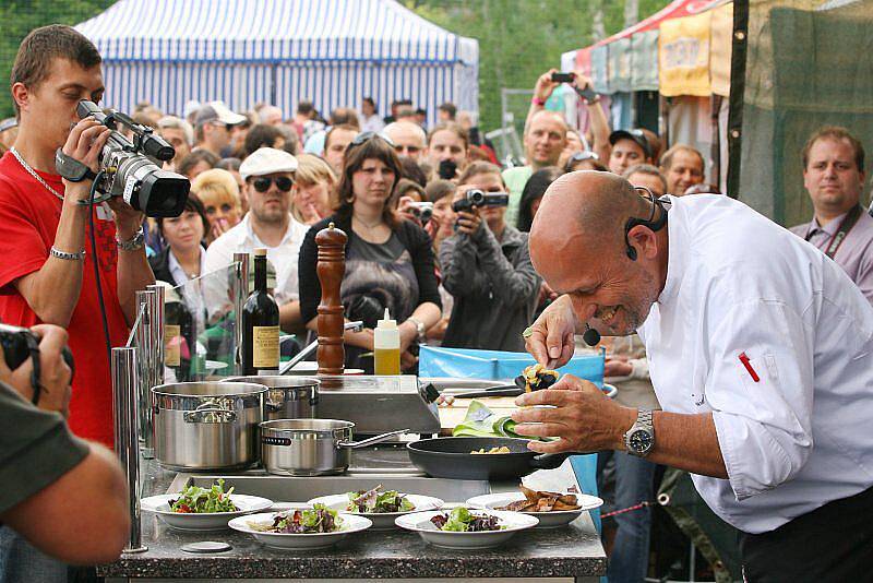 Největší hvězdou Apetit festivalu se stal Zdeněk Pohlreich. Při obou jeho sobotních vystoupeních se pod pódiem tlačily stovky lidí. Každý jeho výtvor pak náhodně vybraní šťastlivci i ochutnali.