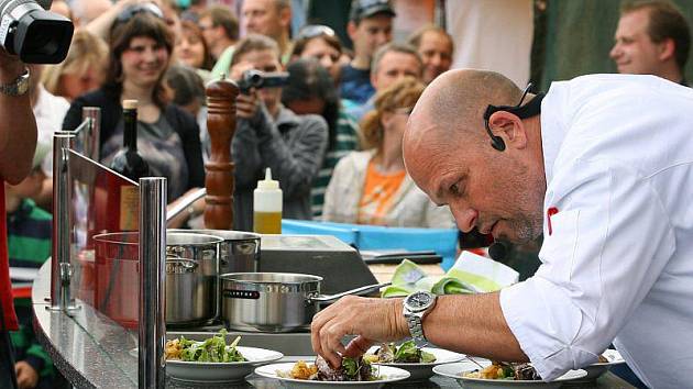 Největší hvězdou Apetit festivalu se stal Zdeněk Pohlreich. Při obou jeho sobotních vystoupeních se pod pódiem tlačily stovky lidí. Každý jeho výtvor pak náhodně vybraní šťastlivci i ochutnali.