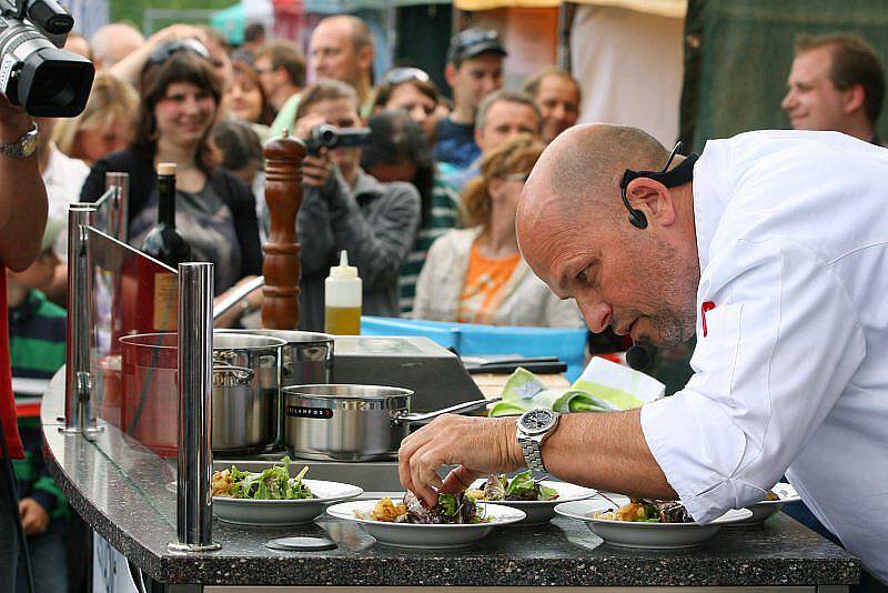 Největší hvězdou Apetit festivalu se stal Zdeněk Pohlreich. Při obou jeho sobotních vystoupeních se pod pódiem tlačily stovky lidí. Každý jeho výtvor pak náhodně vybraní šťastlivci i ochutnali.