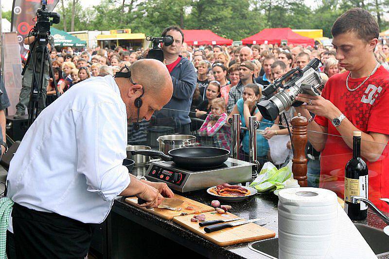 Největší hvězdou Apetit festivalu se stal Zdeněk Pohlreich. Při obou jeho sobotních vystoupeních se pod pódiem tlačily stovky lidí. Každý jeho výtvor pak náhodně vybraní šťastlivci i ochutnali.