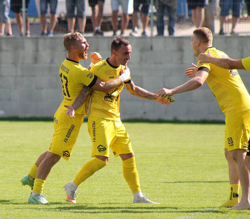 Fotbalisté FK ROBSTAV Přeštice (na archivním snímku hráči ve žlutých dresech) prohráli na půdě divizního Spartaku Soběslav 1:3 a s MOL Cupem se loučí už ve druhém kole.