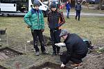 V Myslince na Plzeňsku si lidé vyzkoušeli práci archeologů.