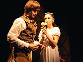 Nikola Pažoutová jako Kráska a Miroslav Hradil v roli Kupce na scéně Komorního divadla v Plzni při zkoušce nové taneční inscenace Kráska a zvíře