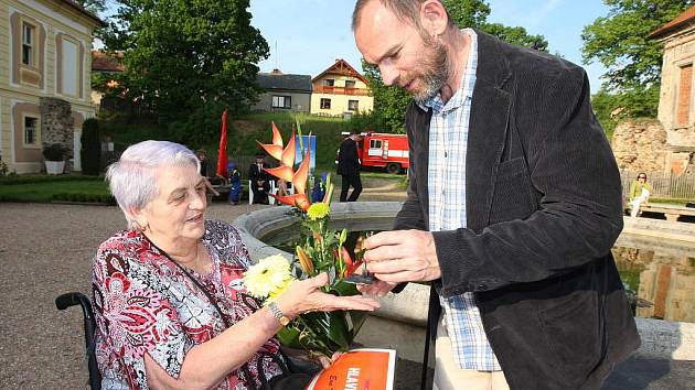 Na cenu Křesadla 2010, jejíž patronkou je hejtmanka Milada Emmerová, bylo nominováno přes třicet lidí z našeho kraje. Z hlavních a zvláštních cen včetně mimořádného ocenění se těšilo však jen sedm vybraných