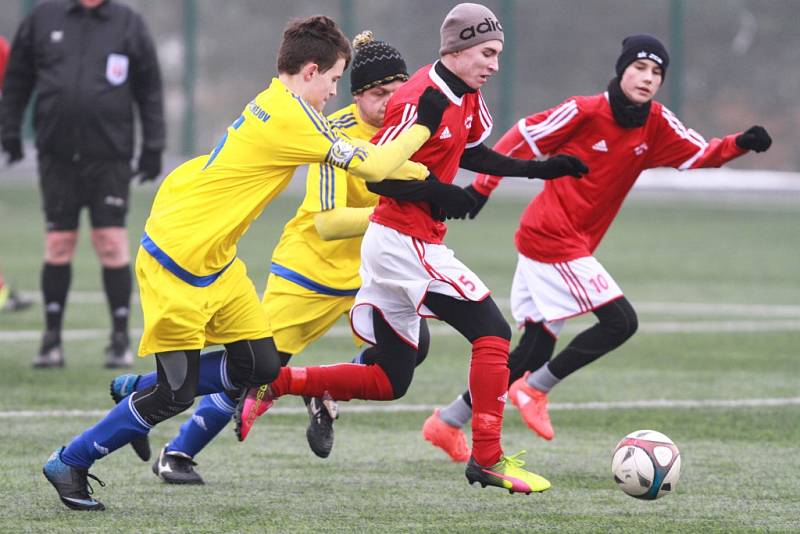 Fotbalisté Kaznějova (ve žlutých dresech) porazili béčko Petřína