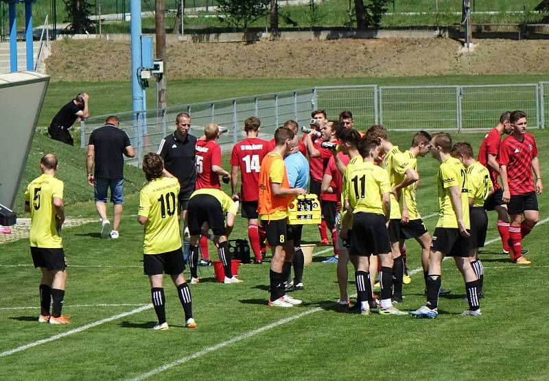 Fotbalisté TJ Dobřany (na archivním snímku hráči v červených dresech) si ve třetím kole I. B třídy zastříleli, doma smetli Svéradice jednoznačně 10:1.