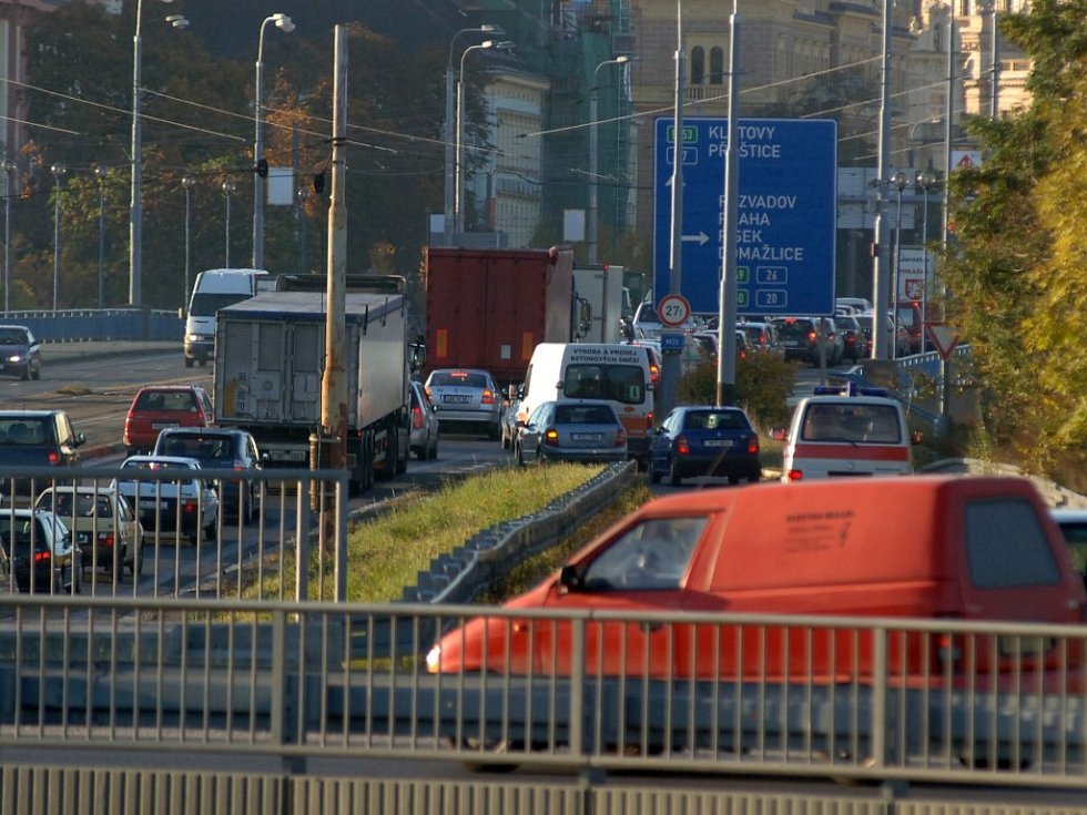 Plzeňský deník | Na Karlovarské nemohou vozy záchranářů využít ani tramvajový  pás | fotogalerie