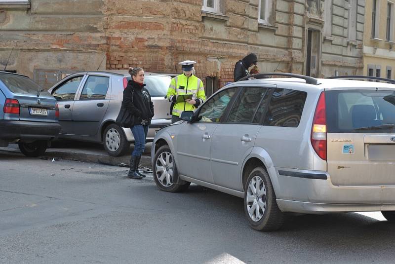 Dopolední nehoda dvou aut na křižovatce ulic Bendova a Skrétova v Plzni