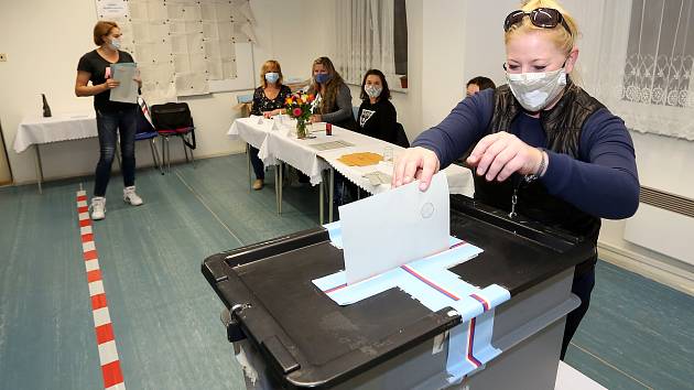 Volby v Nové Vsi na Plzeňsku, která byla jednou z nejvíce zasažených obcí při druhé vlně kovidové pandemie v Plzeňském kraji.