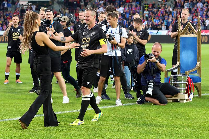 Fotbalista David Limberský se loučil s fotbalovou kariérou před vyprodaným stadiónem své domovské FC Viktoria Plzeň ve Štruncových sadech.