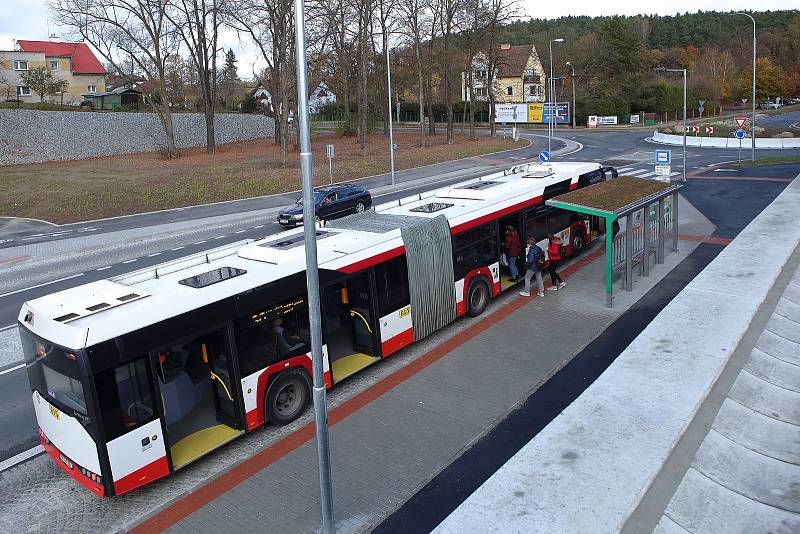 První dvě zastávky MHD se zelenou střechou v Plzni mezi kruhovými objezdy ve stanicích Nádraží Bílá Hora. Byly vybudovány v rámci výstavby první části východního okruhu. Průběh stavby i původní podobu místa přinášíme na dalších fotografiích.