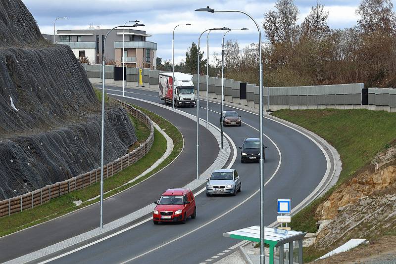 První dvě zastávky MHD se zelenou střechou v Plzni mezi kruhovými objezdy ve stanicích Nádraží Bílá Hora. Byly vybudovány v rámci výstavby první části východního okruhu. Průběh stavby i původní podobu místa přinášíme na dalších fotografiích.