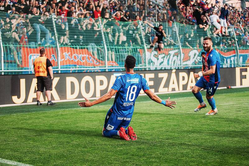 Jhon Mosquera před plzeňským kotlem slaví gól na 2:0 proti Hradci Králové v Mladé Boleslavi, 11. května 2022.