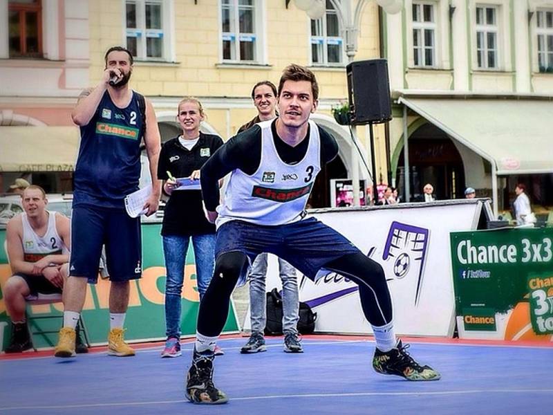 Dalibor Fait se chystá do olympijského parku v Plzni na streetballový turnaj.