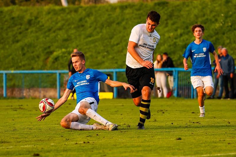 V páteční předehrávce 8. kola krajského přeboru na hřišti Rapidu Plzeň sice chotíkovský kanonýr Miroslav Lopata gól nedal, ale i tak se radoval z výhry 2:1.