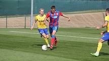 Fotbalisté FC Viktoria Plzeň B (na archivním snímku fotbalisté v červenomodrých dresech) vyhráli v Českých Budějovicích s béčkem SK Dynamo 3:0 a vyšvihli se na první místo ČFL.