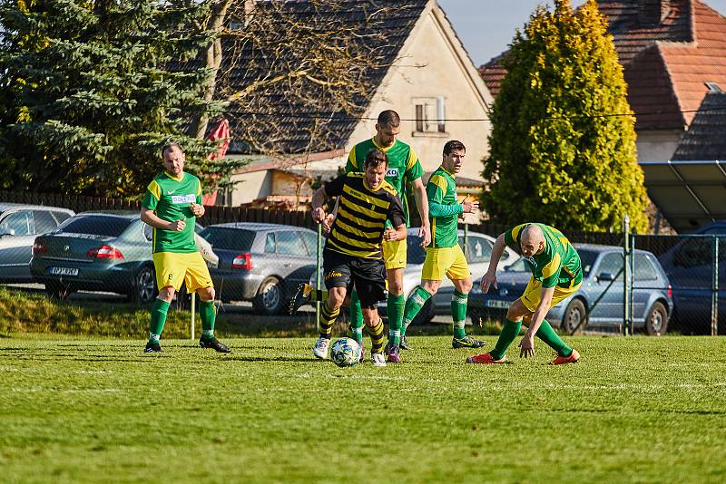 Fotbalisté Chotíkova (na archivním snímku hráči ve žlutočerných dresech) prohráli doma s Kralovicemi 3:4 a s pohárem PKFS se loučí.