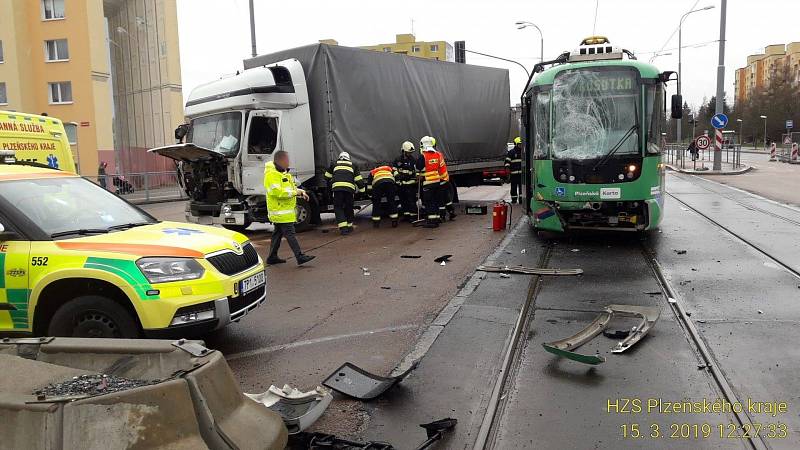 Střet nákladního auta a tramvaje u Severky v Plzni.