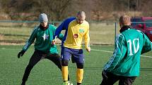 Fotbalisté Tachova (v zelených dresech) prohráli v přípravném zápase s Doubravkou (ve žlutých) 1:4.