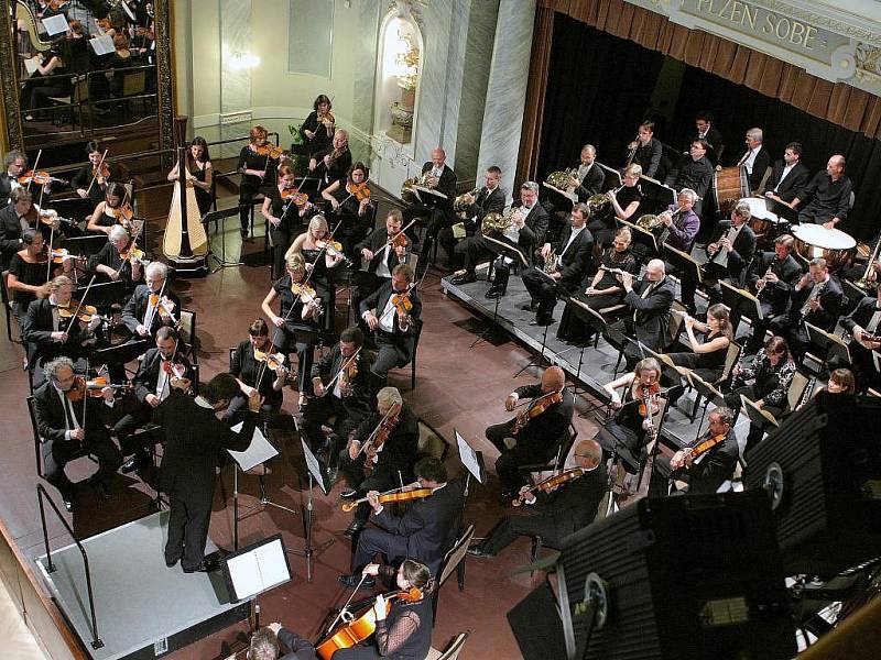 Slavnostní koncert Konzervatoře Plzeň přinesl krásnou hudbu, řadu setkání i slova ředitele školy Miroslava Brejchy, plný sál Měšťanské besedy aplaudoval i dlouholetým profesorům Vlastě Bokůvkové či Jindřichu Durasovi