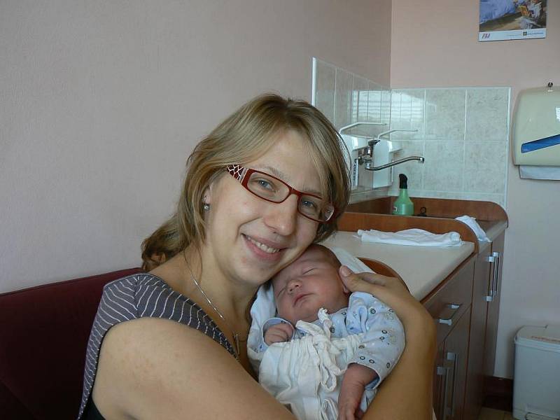 Matěj Křivka (3,97 kg, 51 cm), který přišel na svět 29. září v 16:10 hod. ve FN v Plzni, je prvorozený syn maminky Michaely a tatínka Vladimíra z Prahy