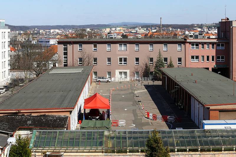 Odběrové místo na testy koronaviru ve Fakultní nemocnici Plzeň na Borech