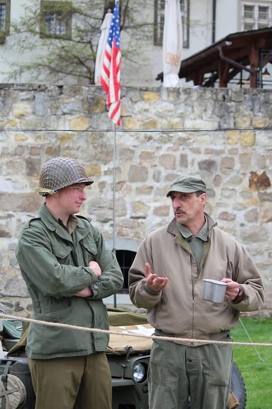 Prezentace dobového vojenského tábora americké armády z května 1945 a života civilního obyvatelstva.