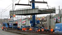 Starý železniční most v plzeňské Prokopově ulici dnes odpoledne rozebírali dělníci a na místě šestasedmdesátitunového kolosu vyroste nový most. 