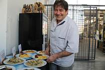 Šéfkuchař Pavel Schejbal představuje bavorská jídla, která připraví pro festival Treffpunkt.