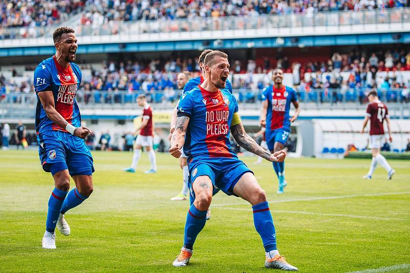 Viktoria Plzeň - Sparta Praha (v červeném), 8. května 2022.